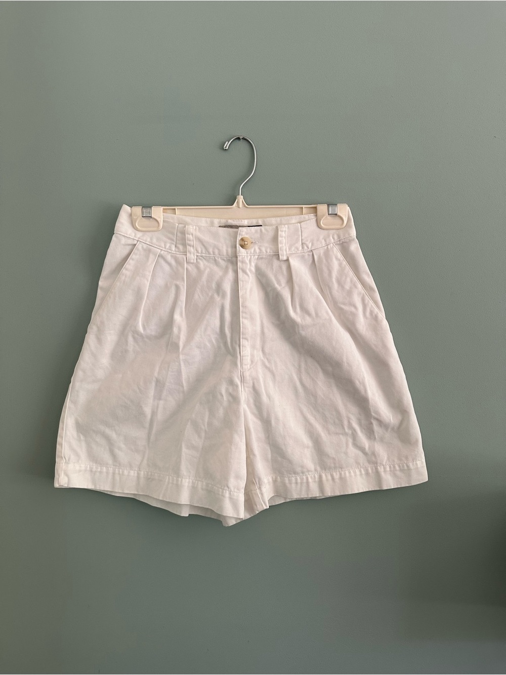 Vintage GAP High-Waist White Pleated Shorts